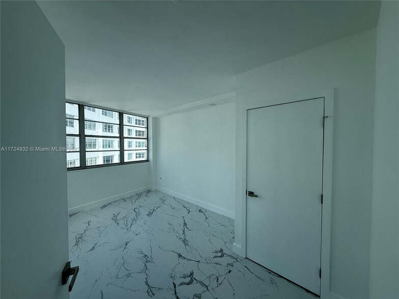 Building Photo - 905 Brickell Bay Dr