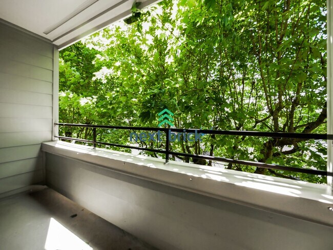 Building Photo - 2 Bed and 1 Bath Renton Condo is Available...