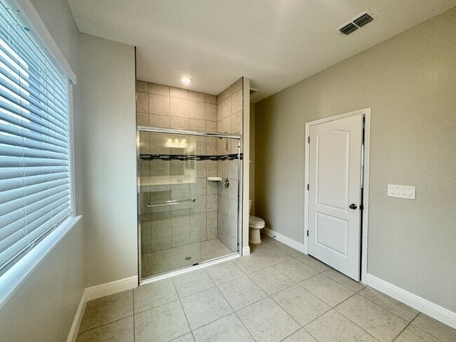 Building Photo - Spacious 4-Bedroom Home in Bradenton, FL