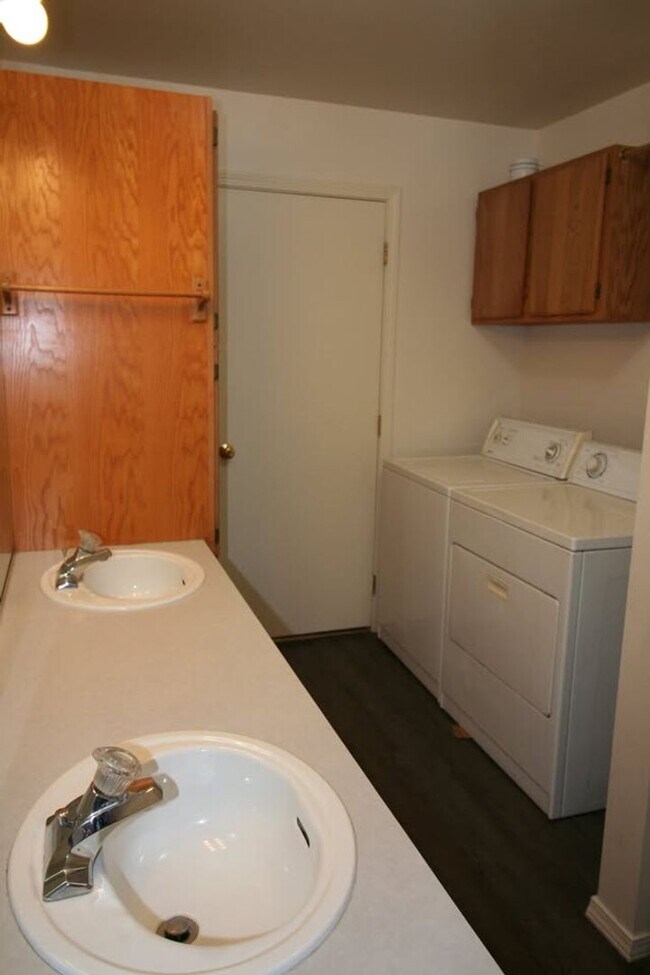 Building Photo - **Winter Special** 2 bed 1 bath duplex