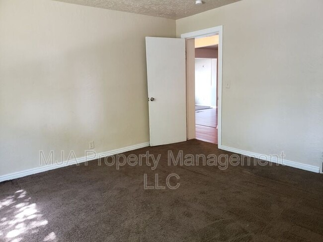 Building Photo - 352 Hampton Ave S