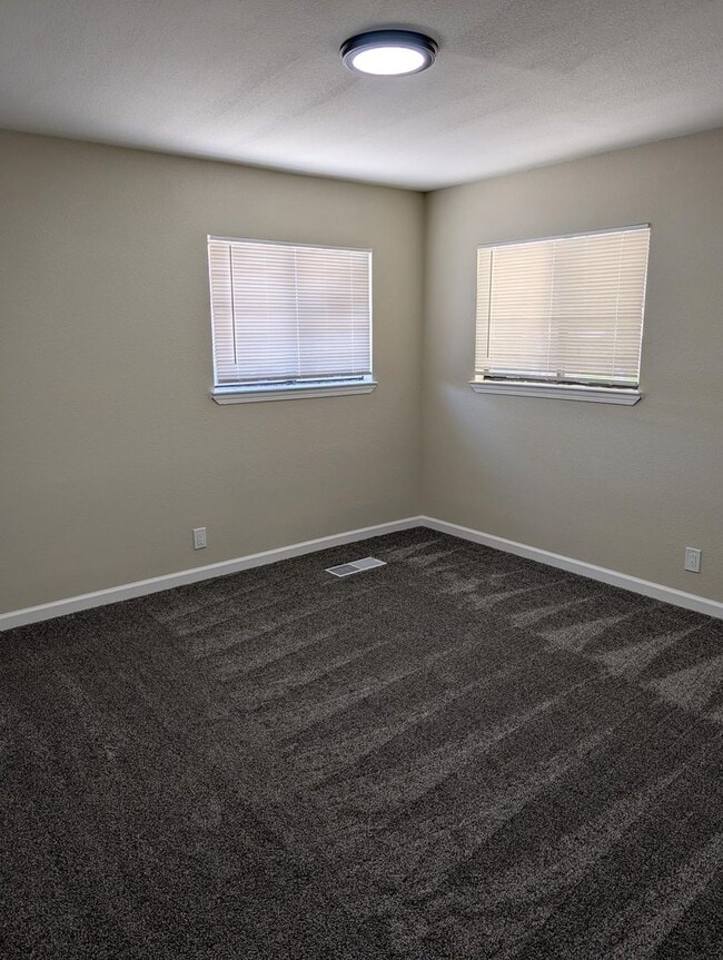 Building Photo - Nice Family Home