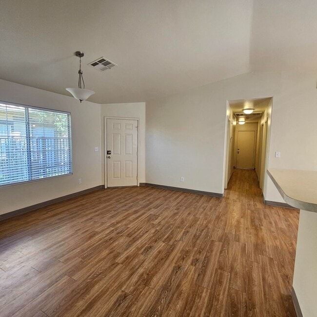 Building Photo - MOVE-IN READY 3BR/2BA SINGLE FAMILY HOME I...