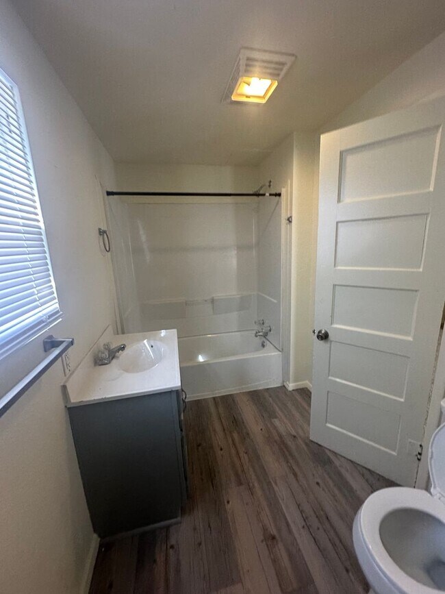 Building Photo - Spacious 4 Bedroom!