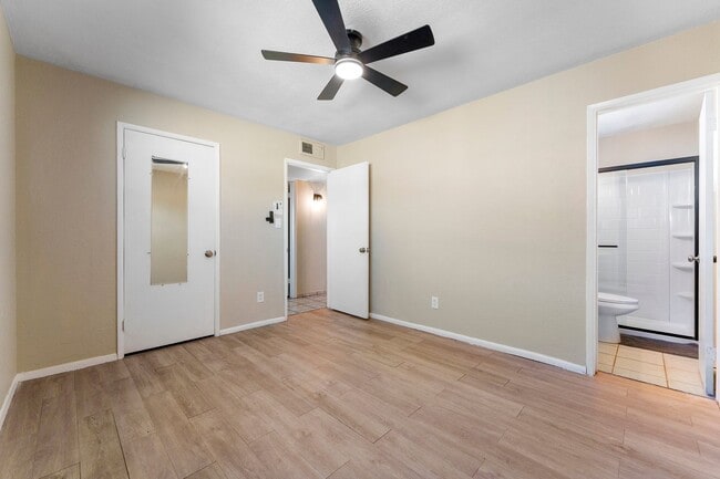 Building Photo - 2614 W Greenway Rd