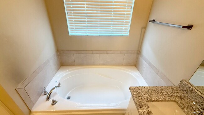 Building Photo - "Charming 3-Bed Townhouse Retreat with 2.5...