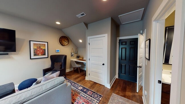 Building Photo - Cozy Fully Furnished Edgehill Apartment- A...
