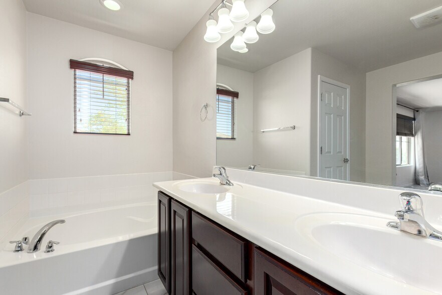 Building Photo - 16306 N 73rd Dr