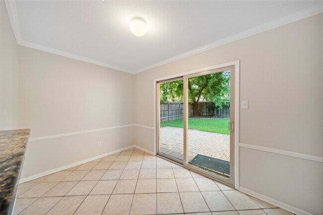 Building Photo - 2707 Foliage Green Dr