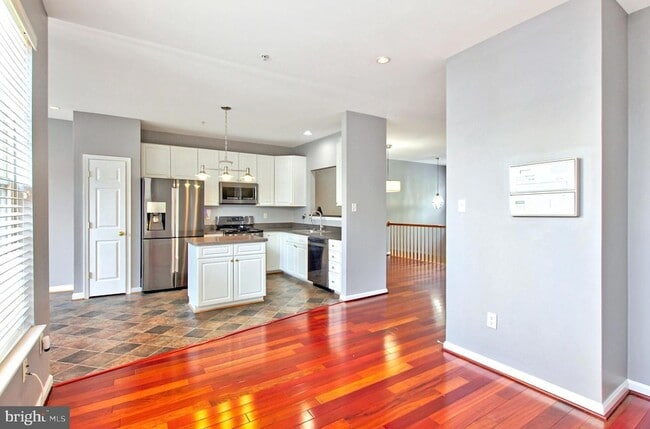 Building Photo - 9902 Woodview Dr