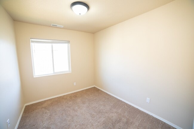 Building Photo - Newer Construction Townhome in Canby