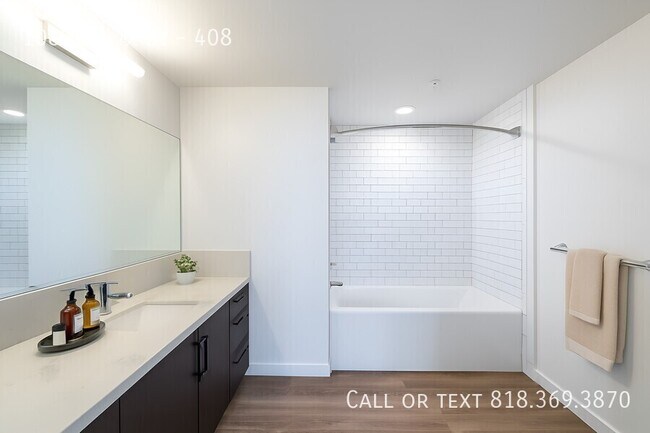 Building Photo - 10824 Blix St