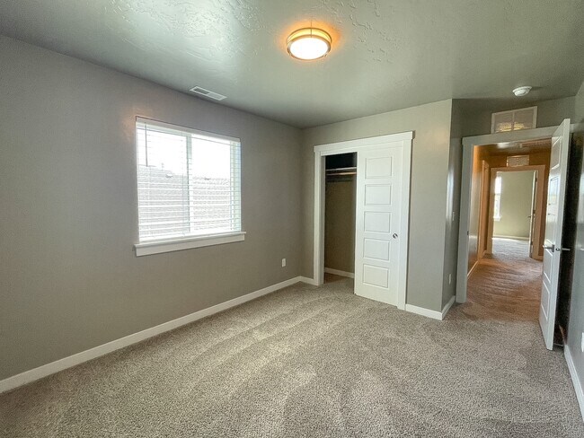 Building Photo - 2592 E Blackstone Dr