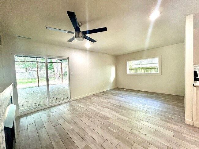 Building Photo - Updated 3 Bed / 2 Bath home with Single Car Garage in Farmington