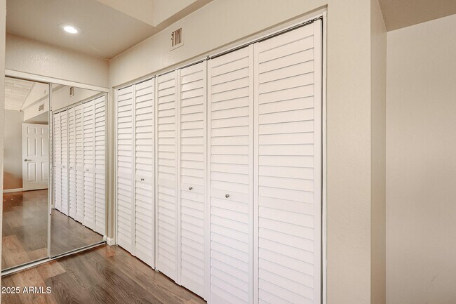 Building Photo - 5440 W Beryl Ave