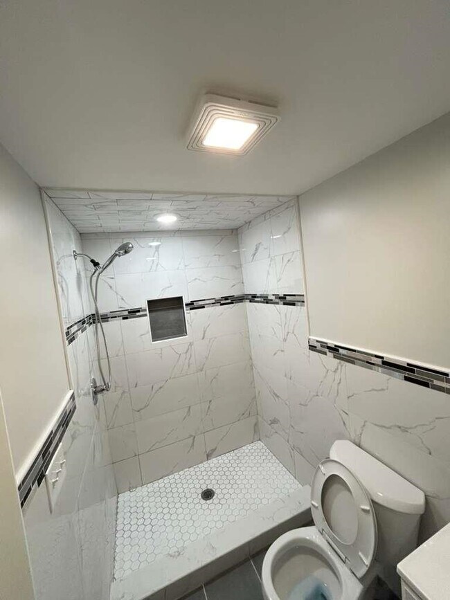 Building Photo - 8 Hampton St