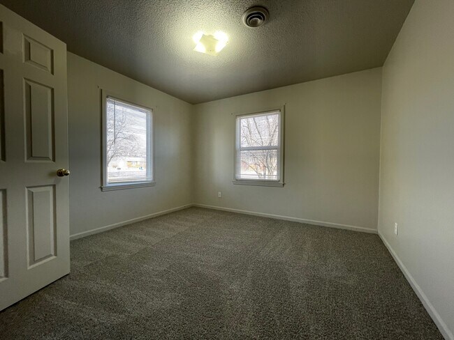 Building Photo - 317 W 18th St