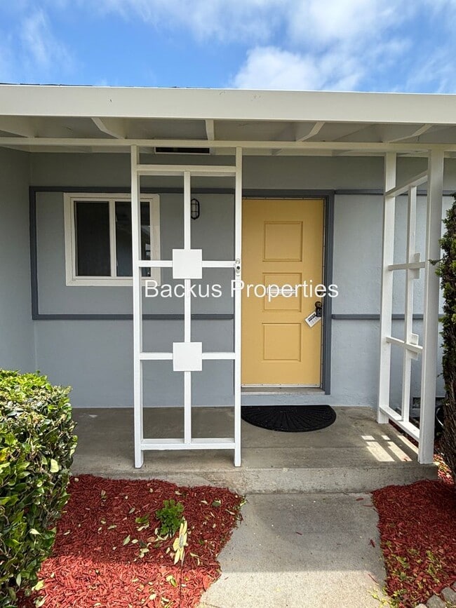 Building Photo - Three bedroom North Salinas Home on Linwoo...