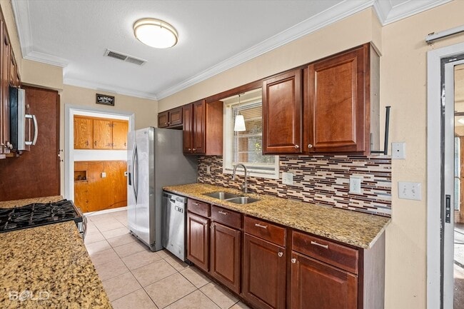 Building Photo - 2710 Higgins Dr