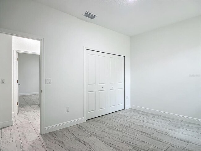 Building Photo - 5736 N Claremont Dr