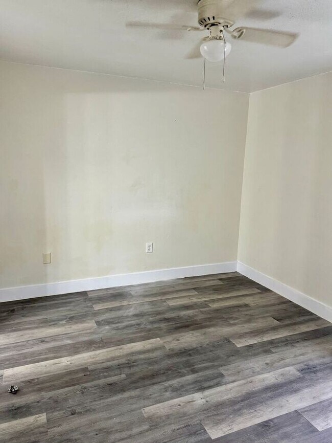 Building Photo - 3 Bedroom 2 Bath Winter Garden Townhome with Remodeled Kitchen and a Fenced Backyard!