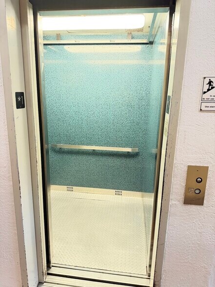 Building Photo - 3824 N Wilton Ave