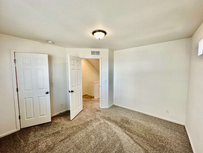 Building Photo - "Charming and spacious 3-Bed Sanctuary with 2.5 Baths the Reunion Community in Commerce City!"