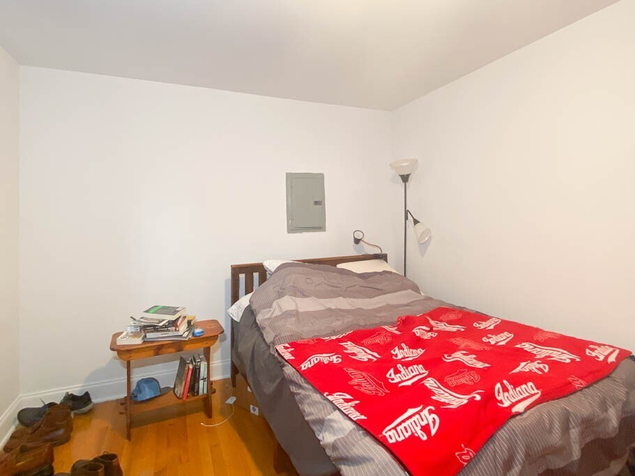 Building Photo - 922 W Addison St