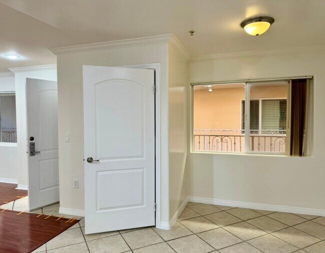 Building Photo - Spacious 2 bedroom condo in Van Nuys
