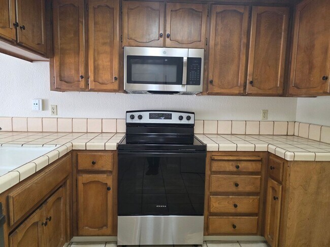 Building Photo - 3 bedroom condo w/2 car garage!