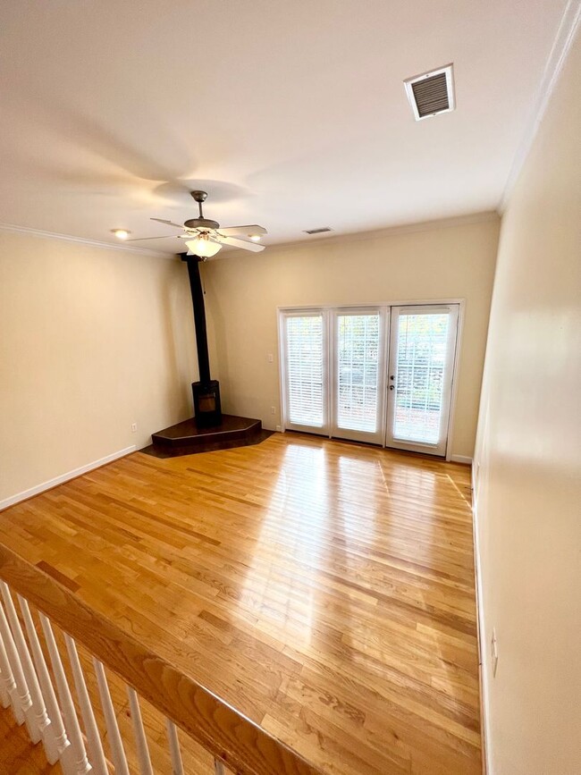Building Photo - 2 Bedroom Townhome
