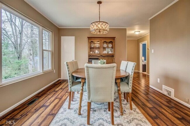 Building Photo - Discover the charm of this cozy single-family home, where your dreams can take shape and flourish!