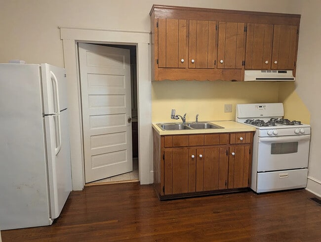 Building Photo - Nice 1 Bed / 1 Bath duplex home in a desir...