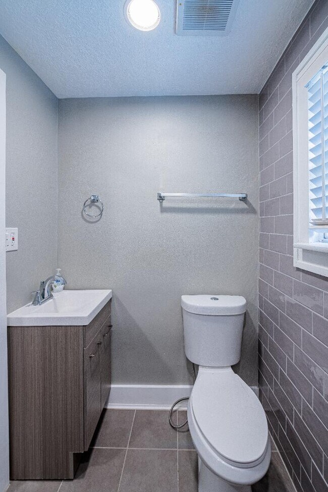 Building Photo - 722 Marquette Ave NW