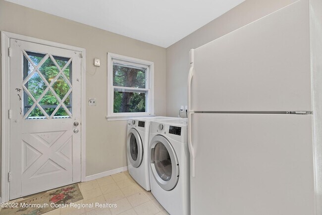 Building Photo - 2 Karen Ct