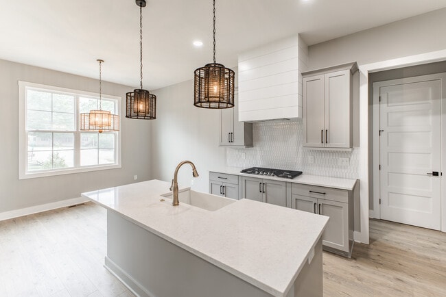 Building Photo - 592 River Watch Way