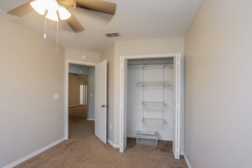 Building Photo - 221 Lookout Dr