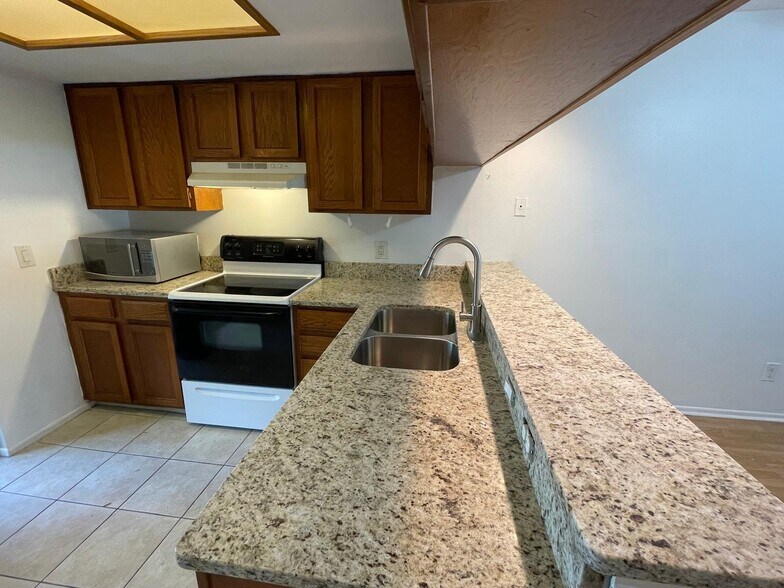 Building Photo - 70 Woodlake Pl