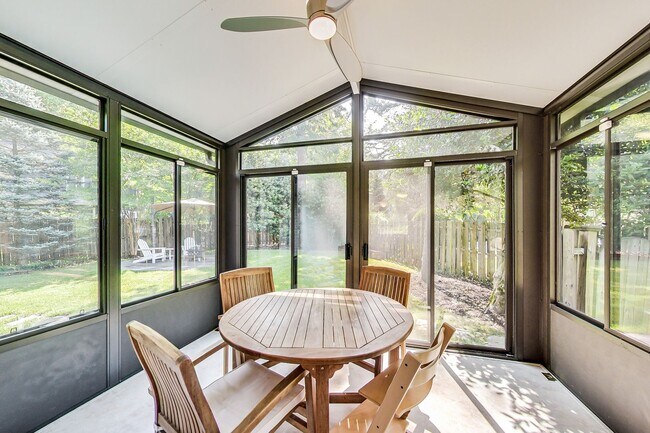 Building Photo - 3 bedroom/2 bath Light Filled Home Located in a Quiet Cul-de-Sac