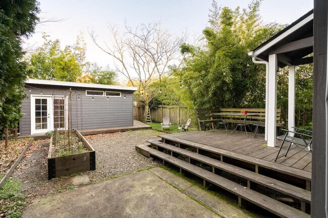 Building Photo - 5040 NE 18th Ave