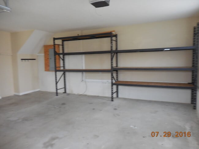 Building Photo - Lage 3 Bedroom  2 1/2 Bath Pet Friendly Home For Rent