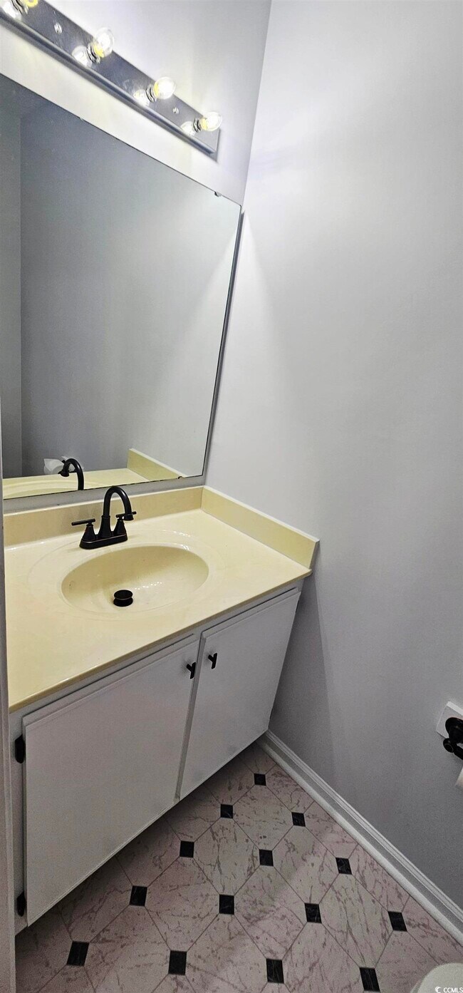 Building Photo - 615 13th Ave N