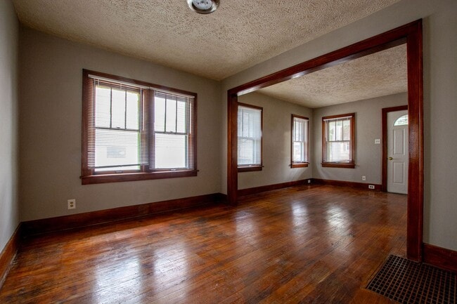 Building Photo - 2 Bedroom / 1 Bath Home located near Askar...