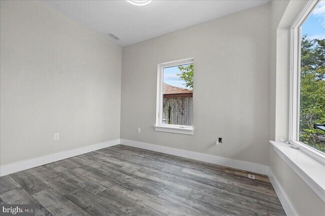 Building Photo - 31 Riverview Ave
