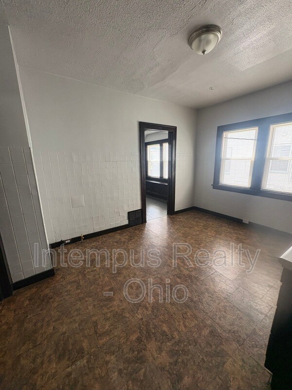 Building Photo - 4072 E 139th St
