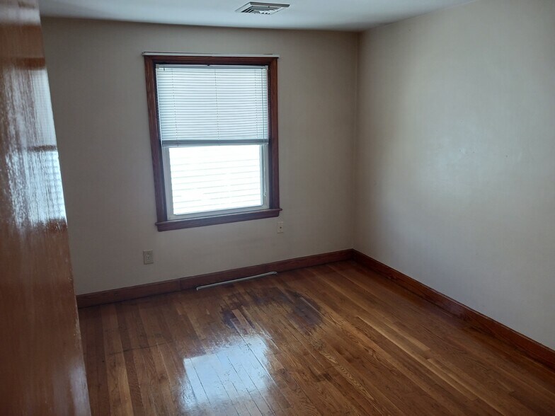 Building Photo - 213 Suffolk Ave