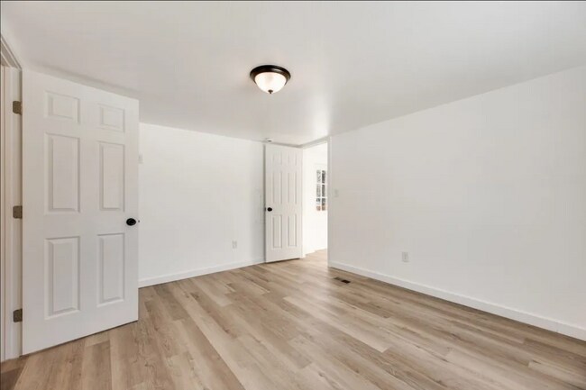 Building Photo - 393 Knollwood Rd