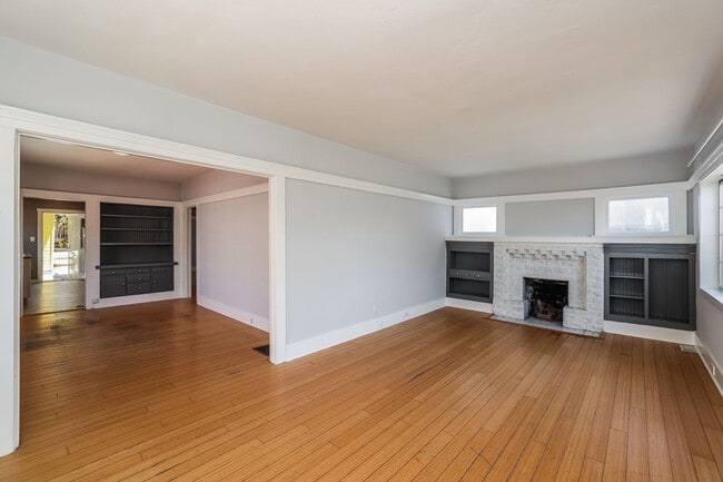 Building Photo - Beautiful 1918 Oakland Home!!