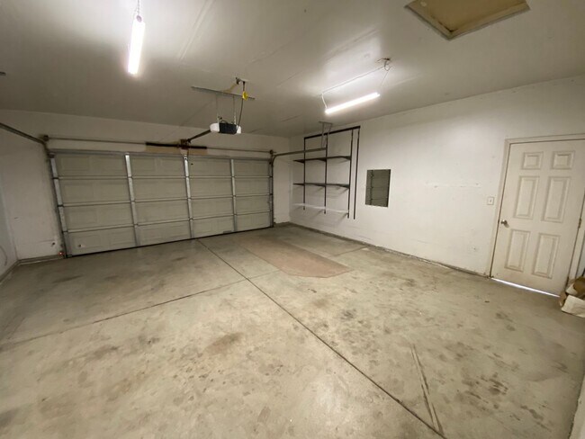 Building Photo - 2643 W Oakridge Ave