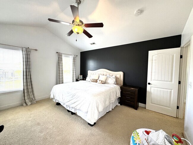 Building Photo - Minutes to the Beach! Conveniently located between Jacksonville & Wilmington